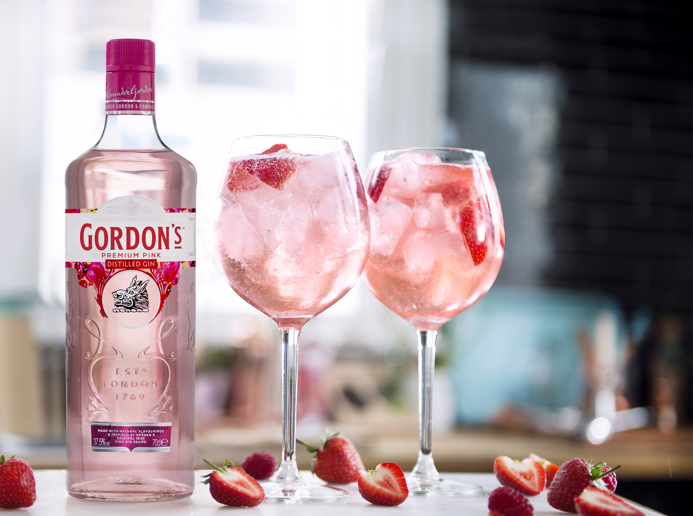 Розовый джин. Гордонс Пинк. Джин Gordons Pink. Gibsons Джин Pink. Джин Гордонс ягодный.