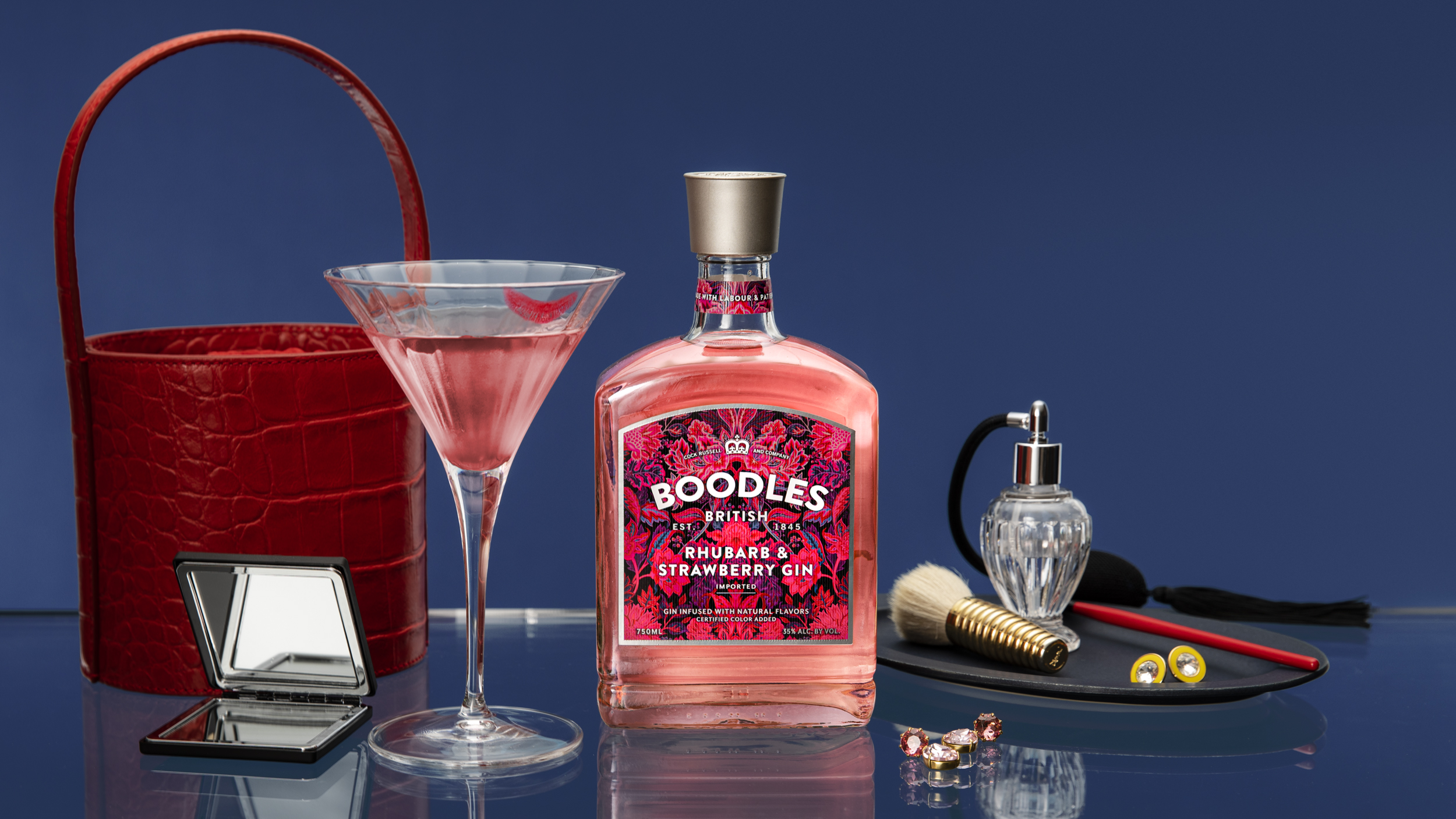 Джин в доме. Boodles British Gin. Gin Strawberry. Джин напиток новогодний. Джин бутылка.