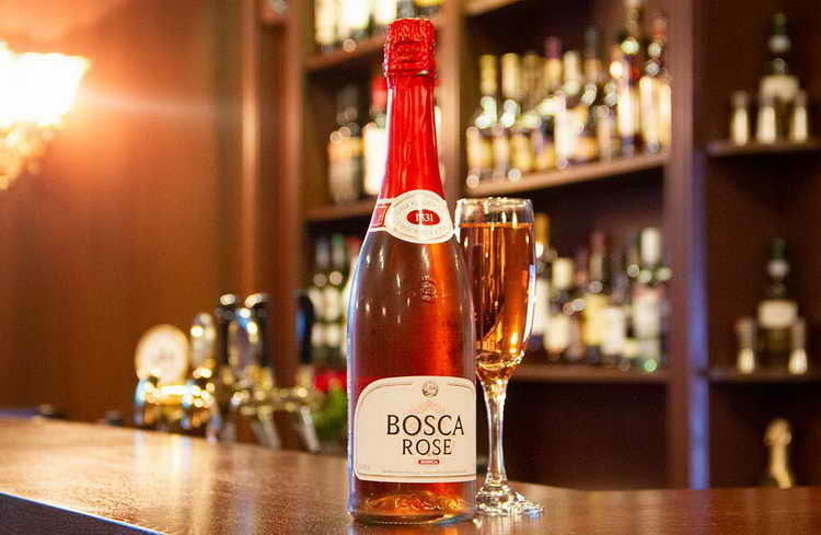 Боско красная цена. Вино Боско Роуз. Вино игристое Rose Bosca. Bosca брют. Боско Роуз шампанское.