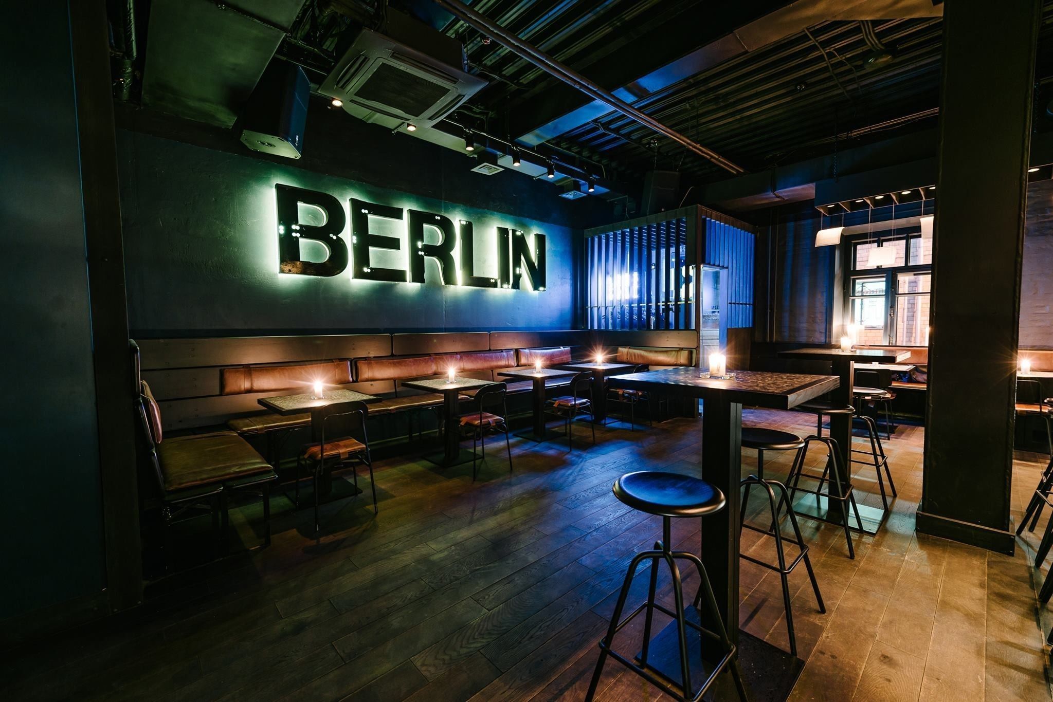 B pub. «Berlin Bar» бар Москва. Бары Берлина. Винтажный бар Берлина. Кафе Москва в Берлине.