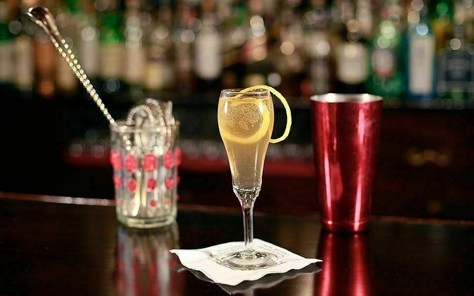 Френч 75 коктейль рецепт. French 75 коктейль иншейкер. Коктейль Arnaud.