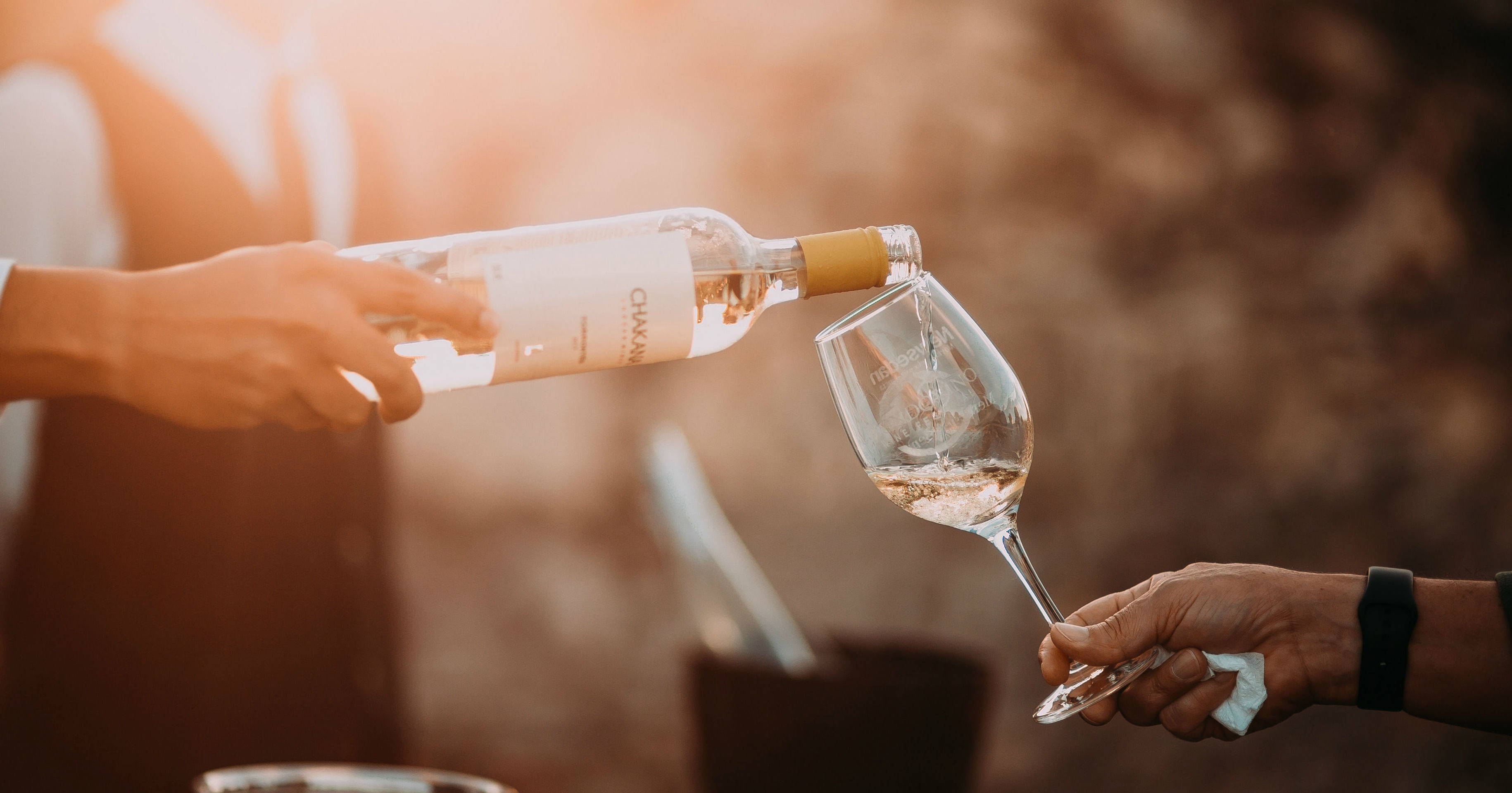 Как правильно держать бокал с вином - Международная платформа для барменов Inshaker