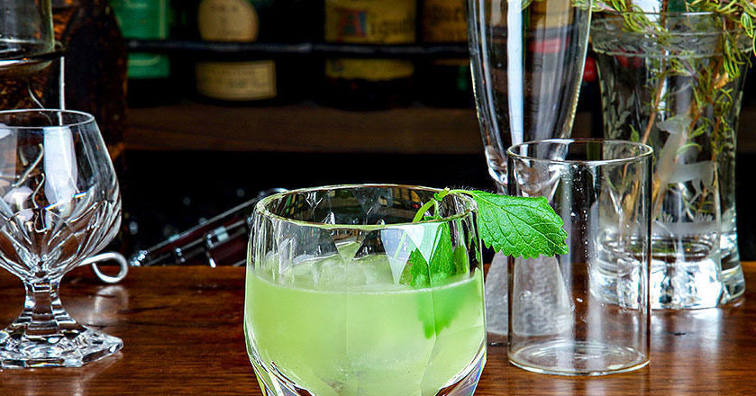 Голубой коктейль с зеленое вишенкой. Зеленая фея напиток. Коктейль лимонад зеленой феи. Коктейль зеленая фея тануки. Коктейль фея состав.